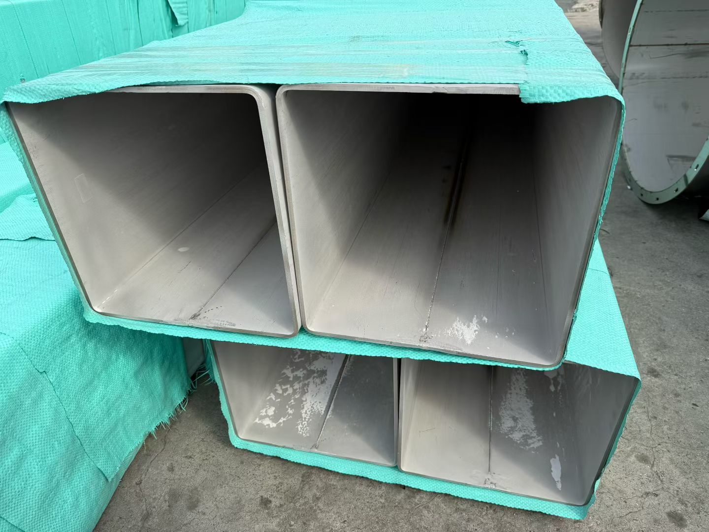 Latest company blogs about What Are Double-Seam Welded Pipes? Process Analysis of 304 Large-Diameter Square & Rectangular Tubes